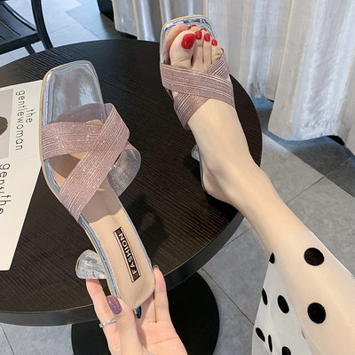 Šiuolaikinės moteriškos šlepetės žemakulniais