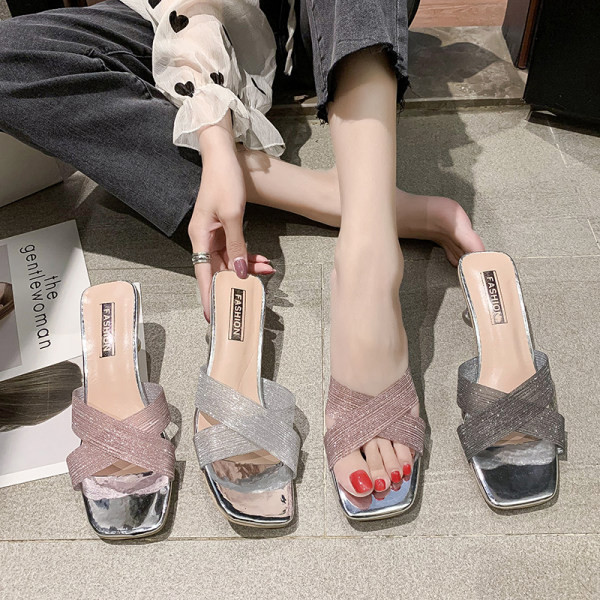 Šiuolaikinės moteriškos šlepetės žemakulniais