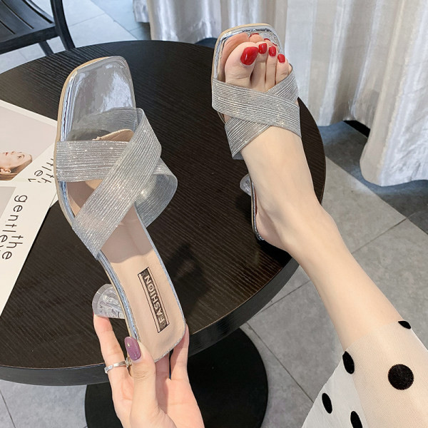 Šiuolaikinės moteriškos šlepetės žemakulniais