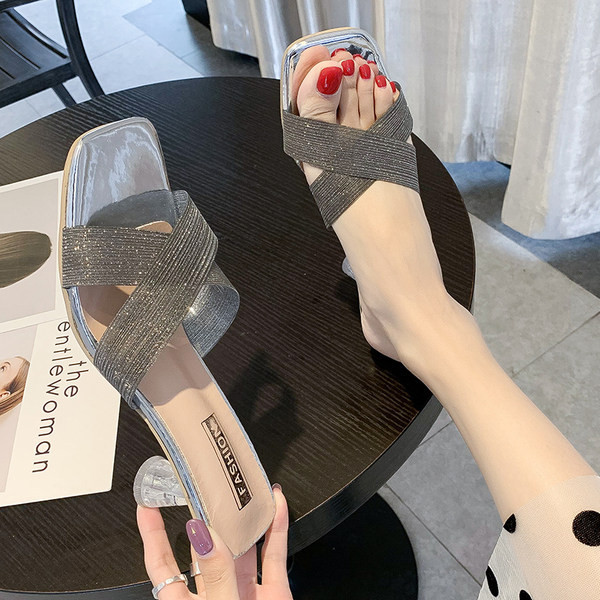 Šiuolaikinės moteriškos šlepetės žemakulniais