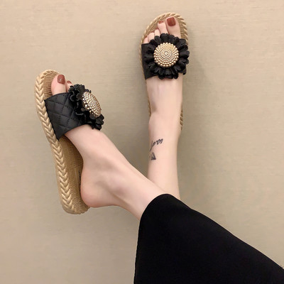 Ženske papuče sa 3D elementima i ravnim potplatom