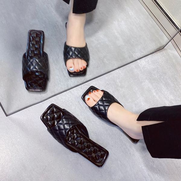 Ženske papuče od umjetne kože primjerene za ljeto