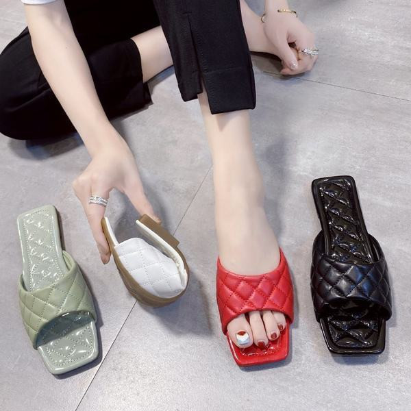 Ženske papuče od umjetne kože primjerene za ljeto