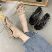 Ženske ležerne papuče s kamenčićima na platformu u crnoj i bež boji