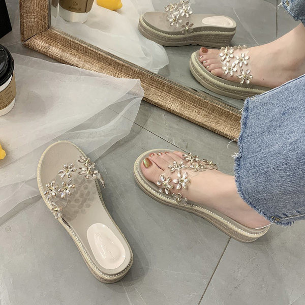 Ženske ležerne papuče s kamenčićima na platformu u crnoj i bež boji