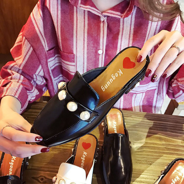 Μοντέρνες έκο δερμάτινες παντόφλες  για γυναίκες με διακόσμηση πέρλες