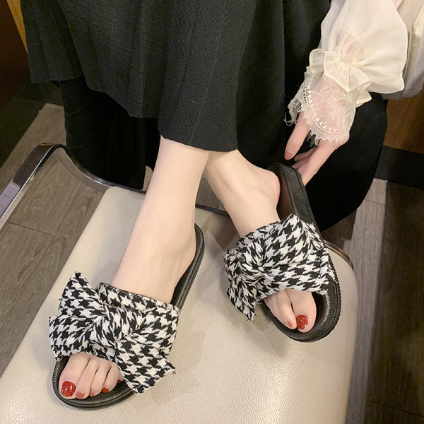 Model nou de papuci de dama cu panglica