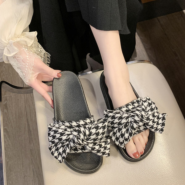 Model nou de papuci de dama cu panglica