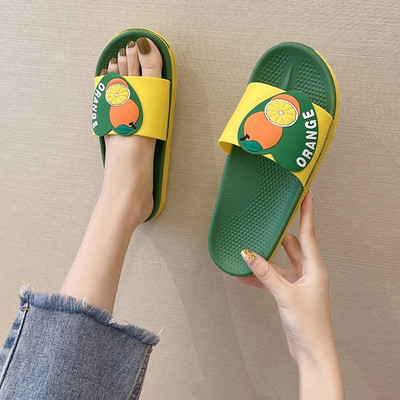 Ženske papuče sa šarenim aplikacijama i ravnim đonom pogodne za ljeto