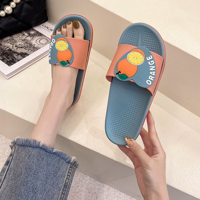 Ženske papuče sa šarenim aplikacijama i ravnim đonom pogodne za ljeto