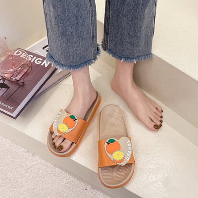 Ženske papuče sa šarenim aplikacijama i ravnim đonom pogodne za ljeto