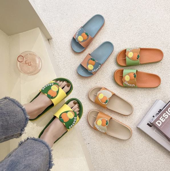 Ženske papuče sa šarenim aplikacijama i ravnim đonom pogodne za ljeto