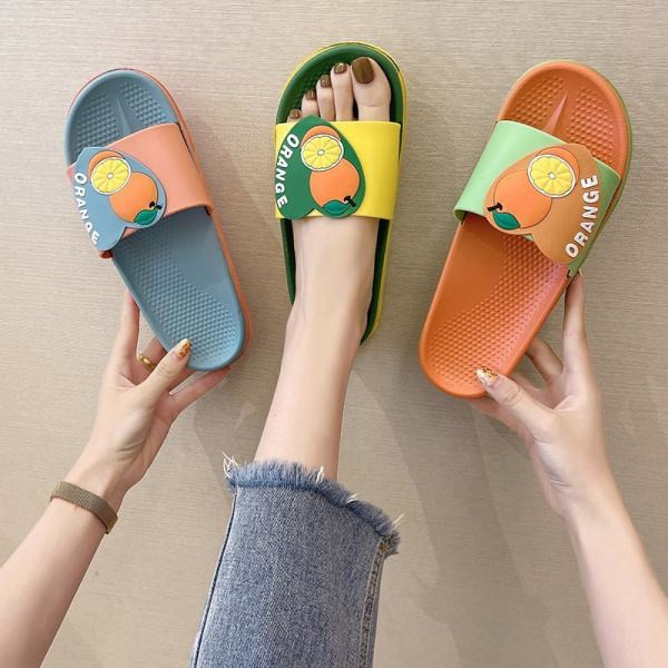 Ženske papuče sa šarenim aplikacijama i ravnim đonom pogodne za ljeto