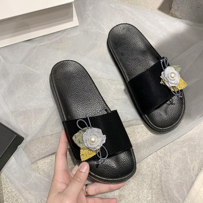 Casual γυναικείες παντόφλες με επίπεδη σόλα και τρισδιάστατο στοιχείο - δύο μοντέλα