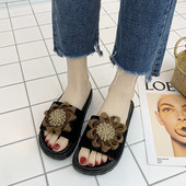 Moderne ženske papuče s ravnim potplatom - primjerene za ljeto