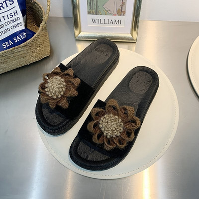 Moderne ženske papuče s ravnim potplatom - primjerene za ljeto