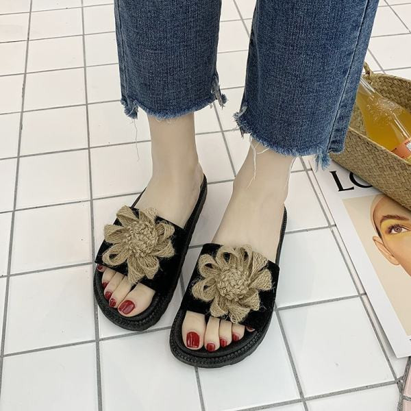 Moderne ženske papuče s ravnim potplatom - primjerene za ljeto