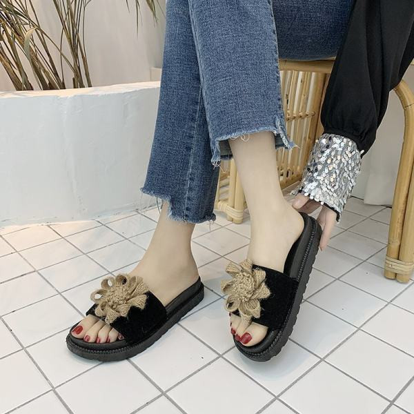 Moderne ženske papuče s ravnim potplatom - primjerene za ljeto