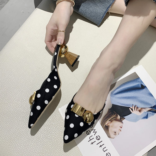 Dámske papuče so špicatým vzorom, kovovou ozdobou a podpätkom