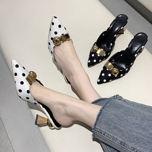 Dámske papuče so špicatým vzorom, kovovou ozdobou a podpätkom