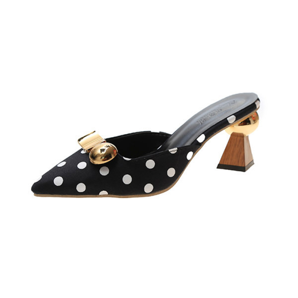 Dámske papuče so špicatým vzorom, kovovou ozdobou a podpätkom