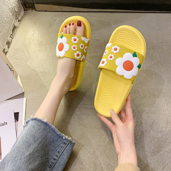 Ženske papuče s ravnim potplatom i cvjetićima