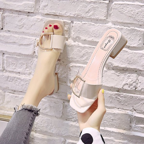 Ležerne ženske papuče s metalnim ukrasom