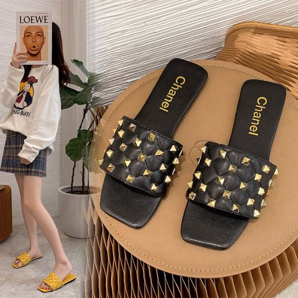 Moderne ženske papuče sa zakovicama