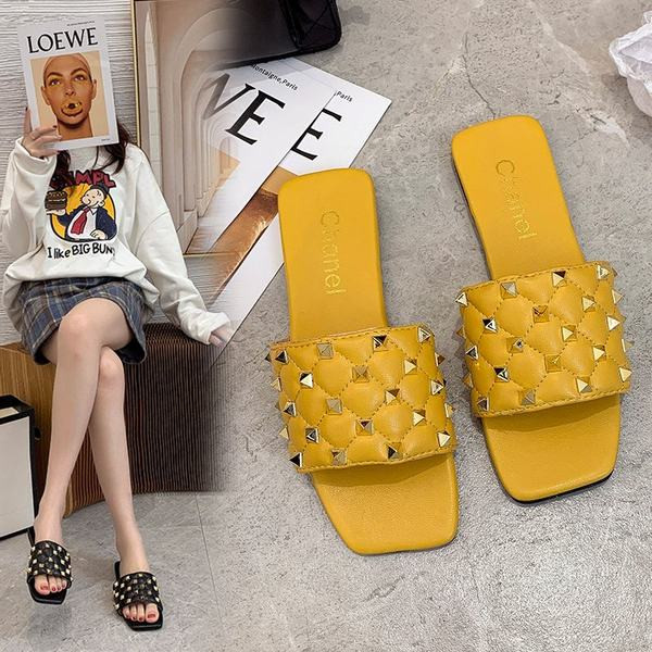 Moderne ženske papuče sa zakovicama