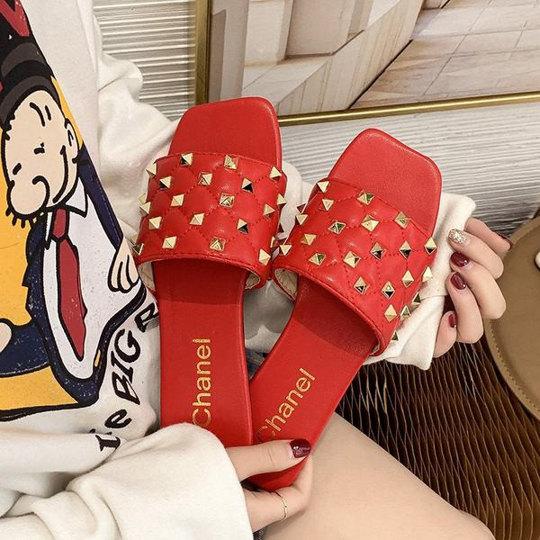 Moderne ženske papuče sa zakovicama