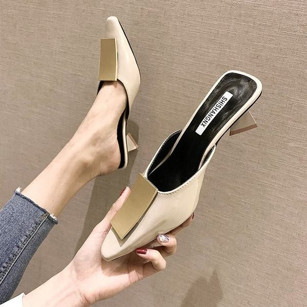 Ženske papuče od umjetne kože s nestandardnom petom