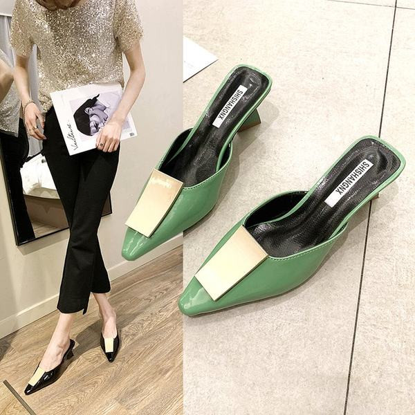 Ženske papuče od umjetne kože s nestandardnom petom