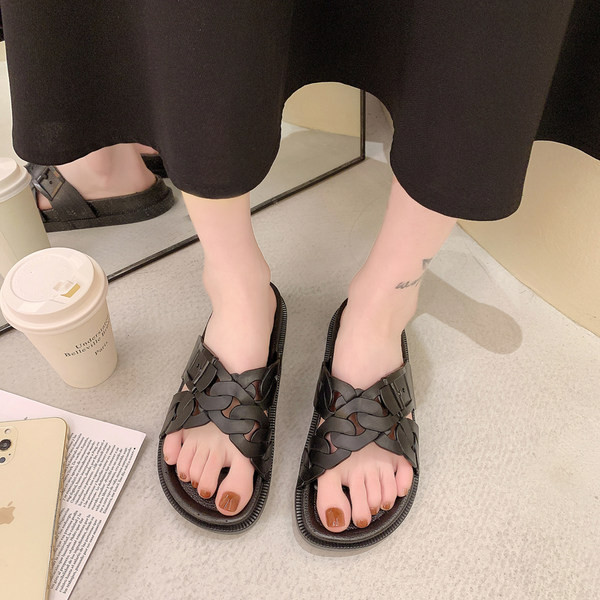 Ležerne ženske papuče s ravnim potplatom - pogodne za kupaonicu