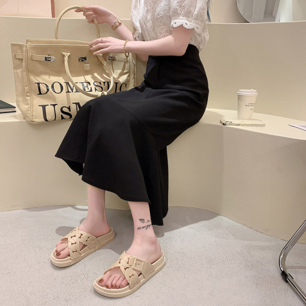 Ležerne ženske papuče s ravnim potplatom - pogodne za kupaonicu