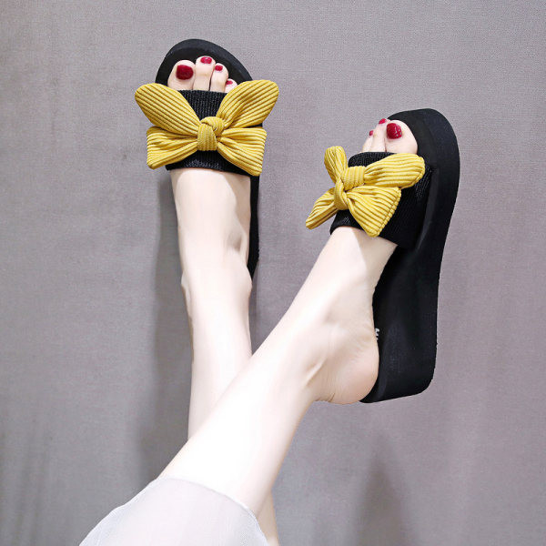 Ženske papuče s platformom i trakom