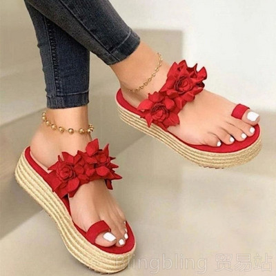 Papuci de dama pe platforma plata din piele intoarsa eco cu flori