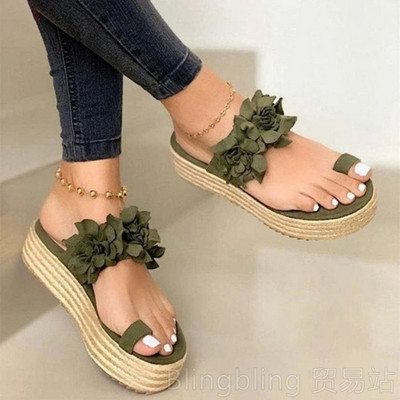 Papuci de dama pe platforma plata din piele intoarsa eco cu flori