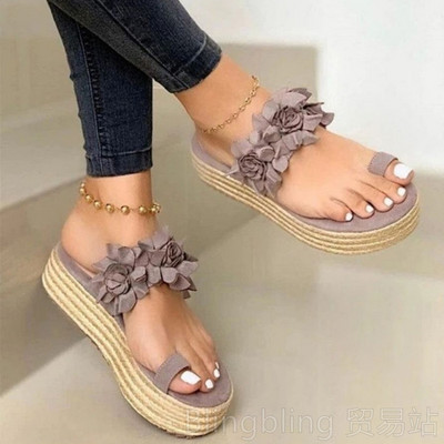 Papuci de dama pe platforma plata din piele intoarsa eco cu flori