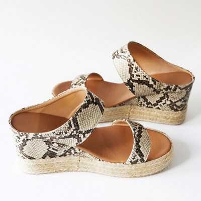 Καθημερινές παντόφλες από ύφασμα σε πλατφόρμα