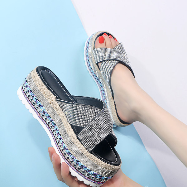 Moderne ženske svjetlucave papuče s platformom