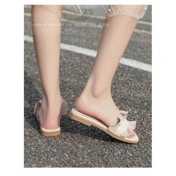 Moderne ženske papuče s kovrčama i ravnim potplatom