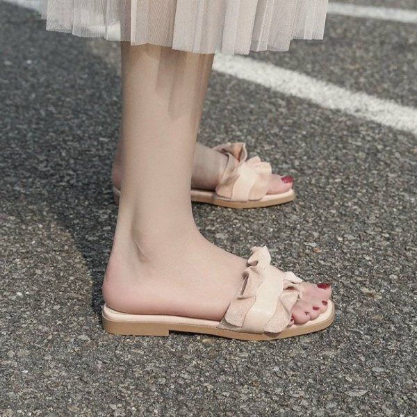 Moderne ženske papuče s kovrčama i ravnim potplatom