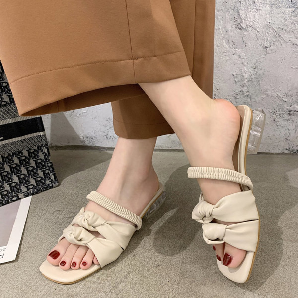 Kožne ženske papuče pogodne za ljeto