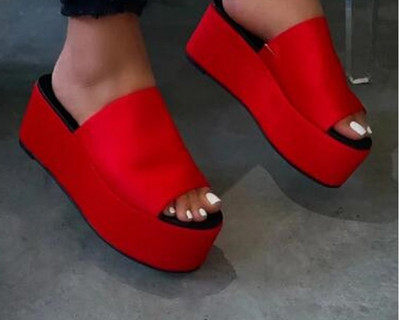 Moteriškos šlepetės ant platformos – dideli dydžiai