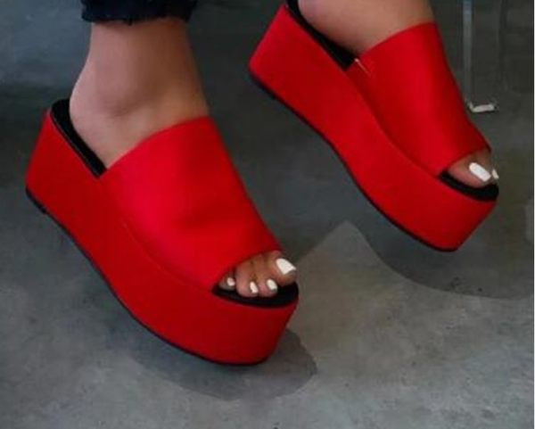 Moteriškos šlepetės ant platformos – dideli dydžiai