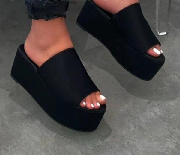 Moteriškos šlepetės ant platformos – dideli dydžiai