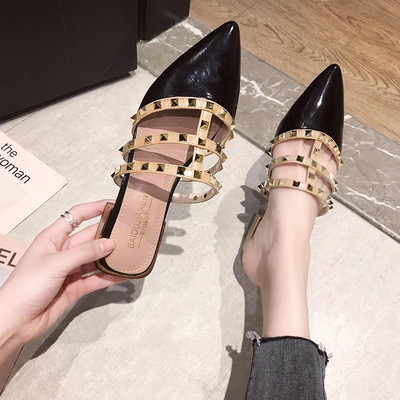 Μοντέρνες γυναικείες παντόφλες με τρουξ