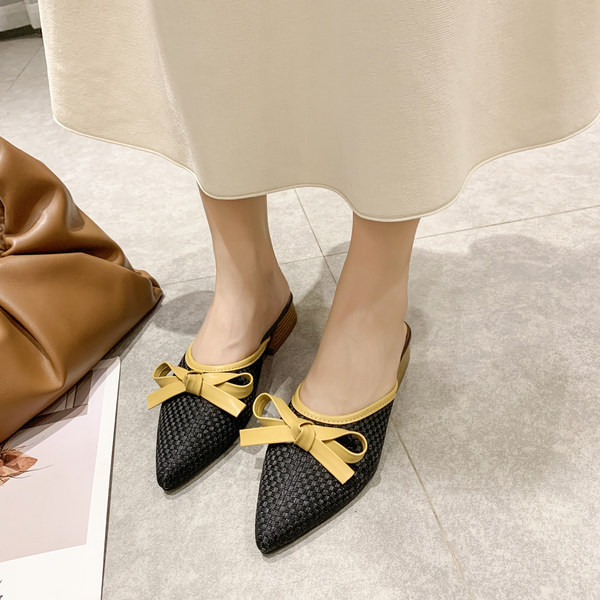 Moderne ženske papuče na špic s trakom