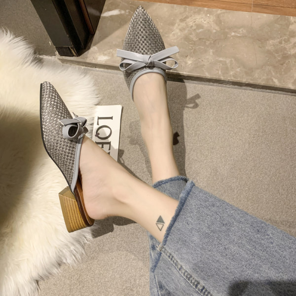 Moderne ženske papuče na špic s trakom