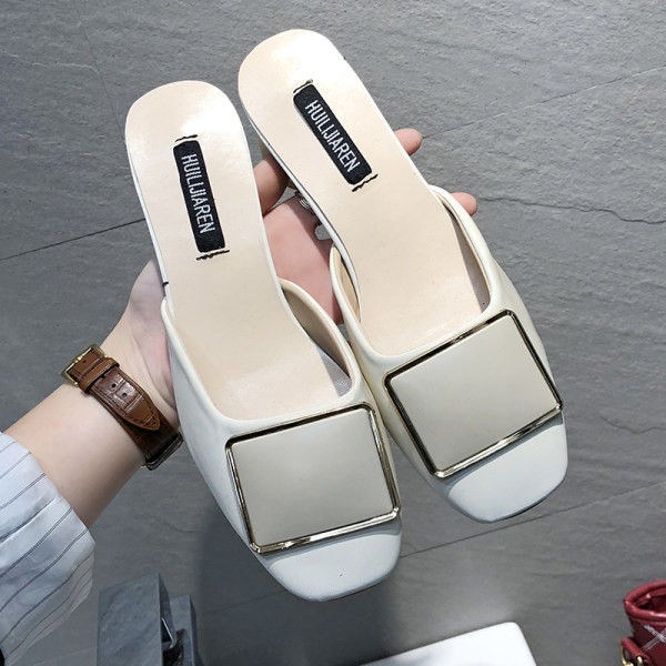 Papuci de dama cu toc si decor metalic in alb si negru